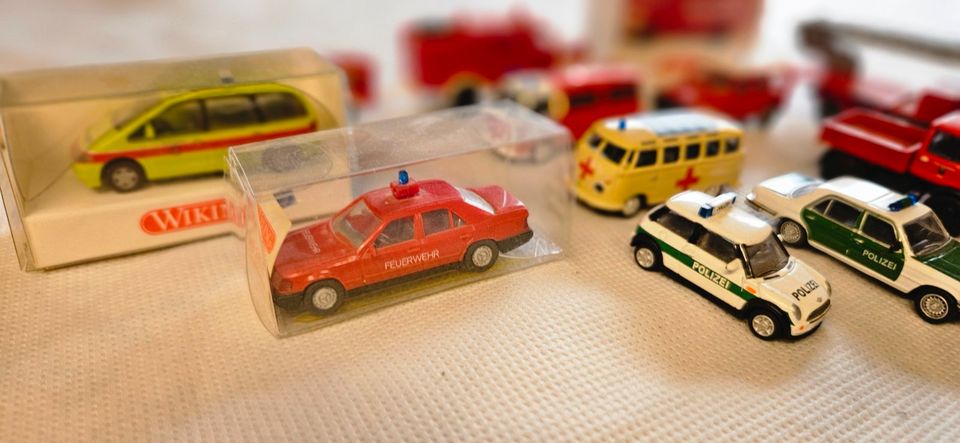 11x Fahrzeuge der Polizei und Feuerwehr in H0 / 1:87 in Ohrdruf