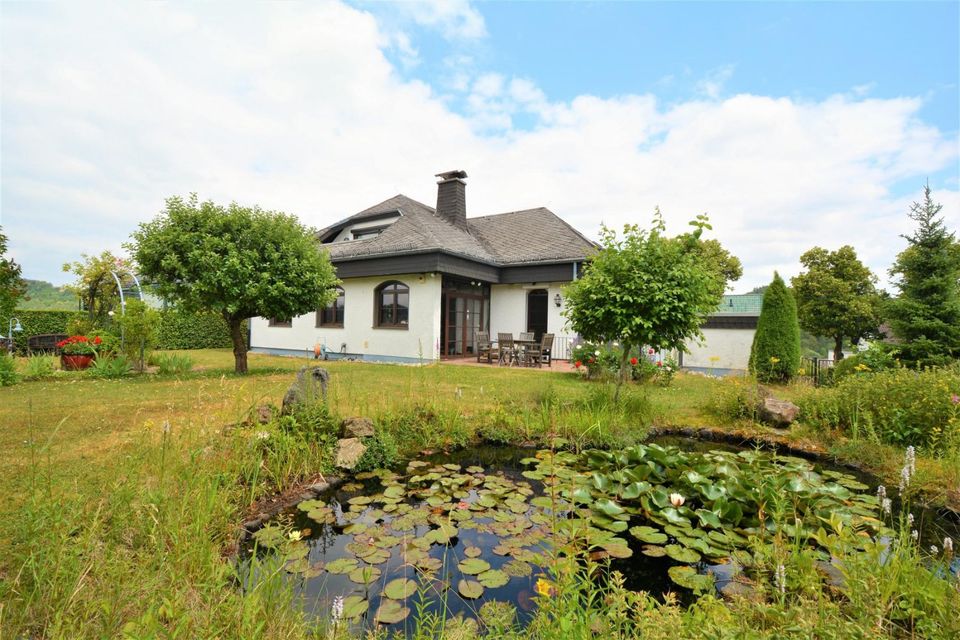 Wunderbar gelegenes Repräsentatives freistehendes Wohnhaus mit Garten, Terrassen, Balkon, Garage und schöner Aussicht, ein Steinwurf entfernt von der Löwenburg in Gerolstein in Gerolstein