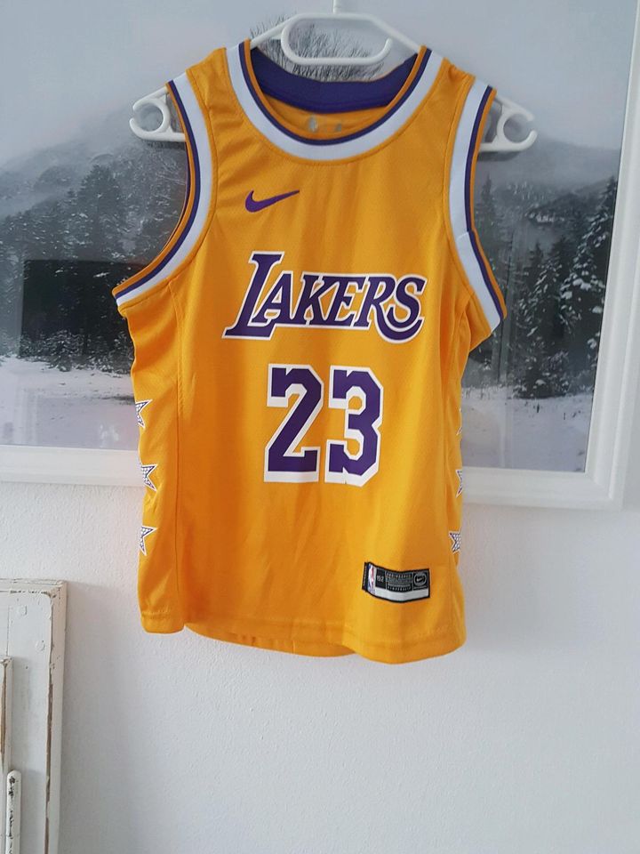 NIKE LAKERS 23 JAMES T-SHIRT GR 152 in Geseke