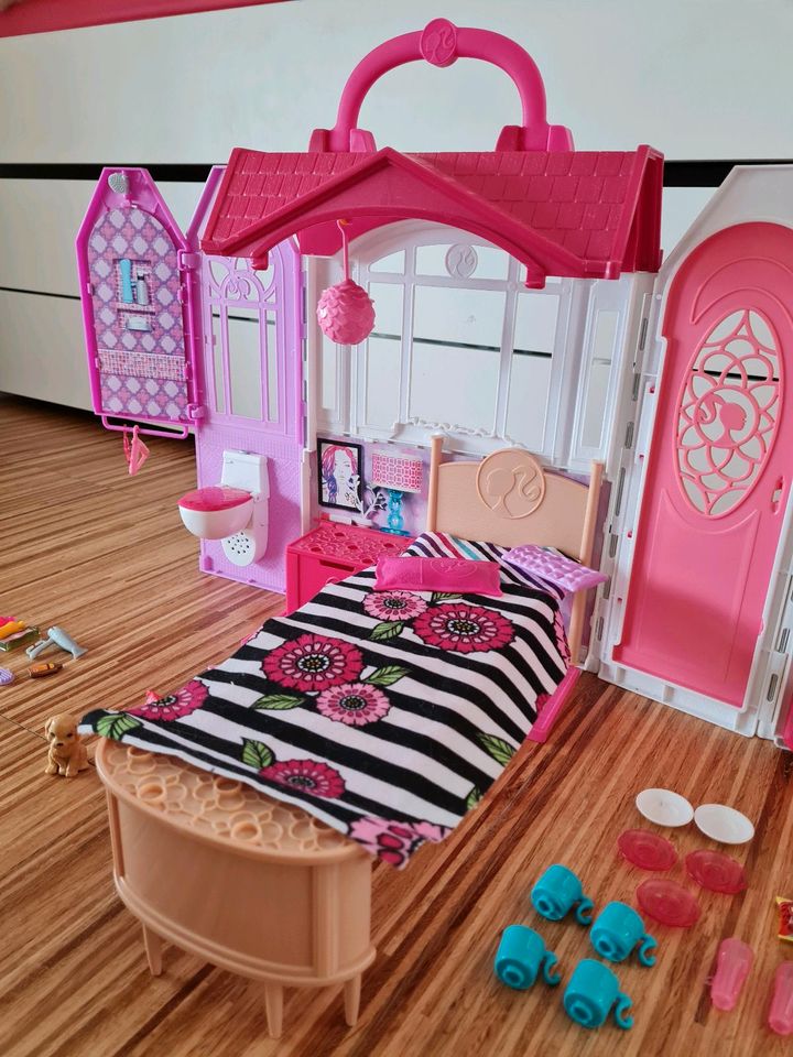 BARBIE - Klapphaus - Ferienhaus - Haus - viel Zubehör!!! in Grasbrunn