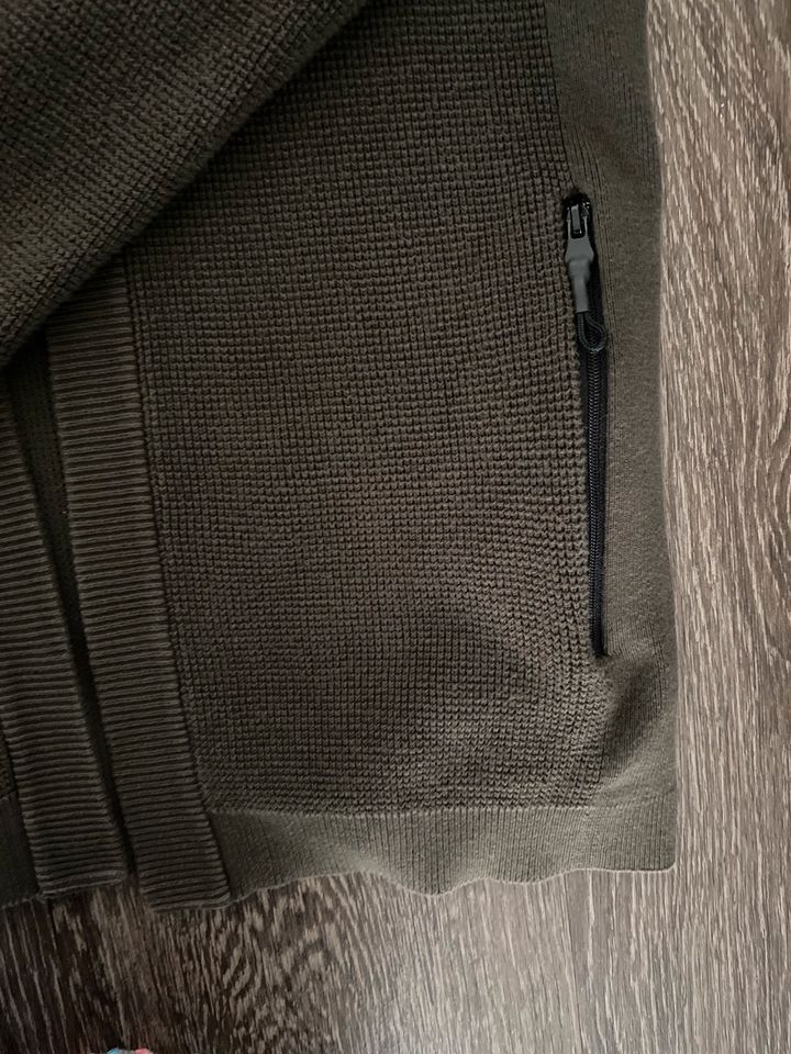 Strickjacke für Jungen in Delbrück