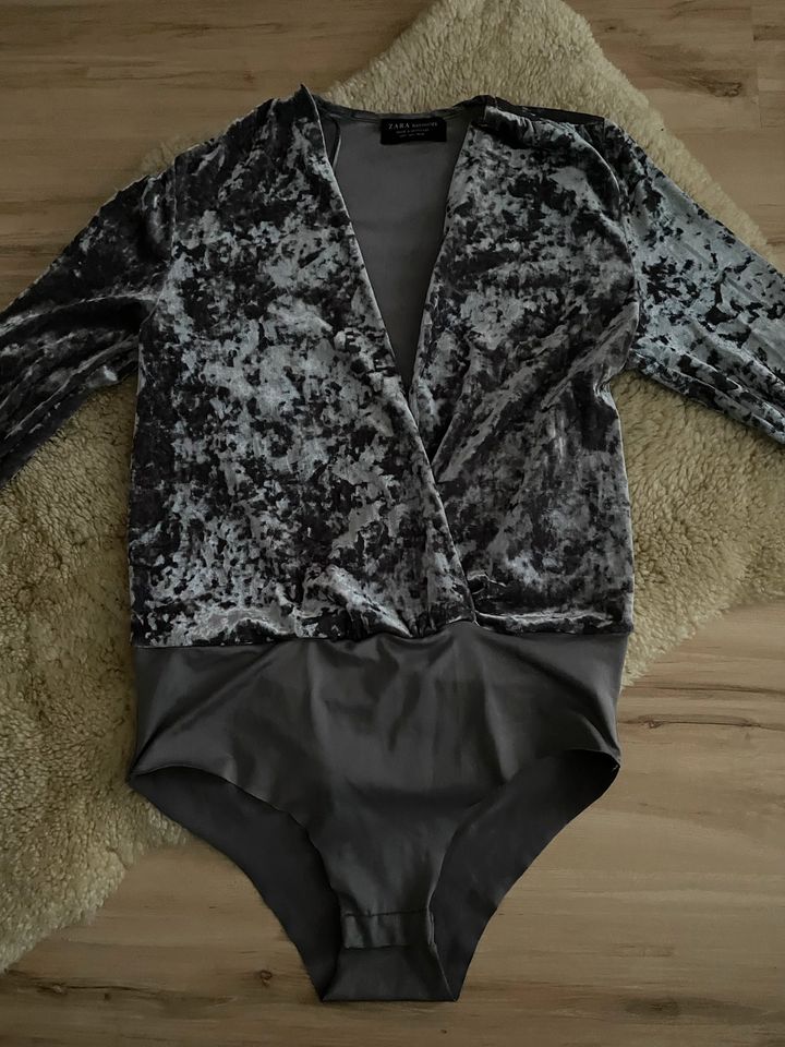 Silber Grau Samt Body langarm Zara S/36 in Berlin