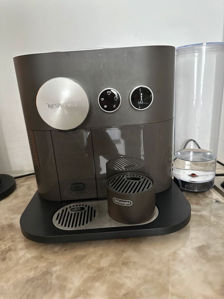 An Bastler - Nespresso DeLonghi Expert Maschine zu verkaufen in Berlin