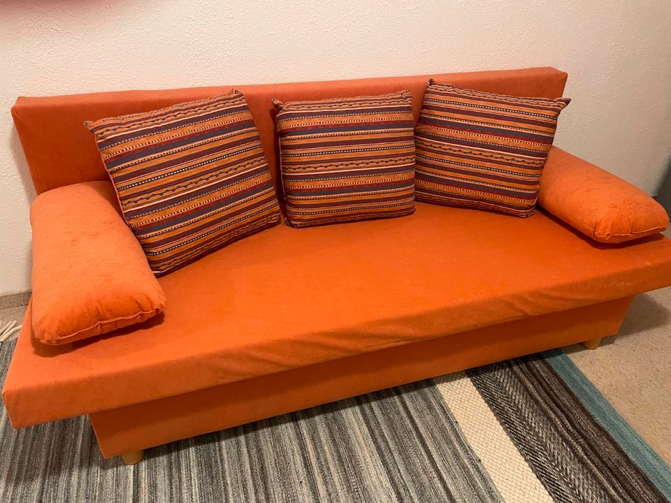 Orangefarbene ausziehbare Schlafcouch in Burgberg