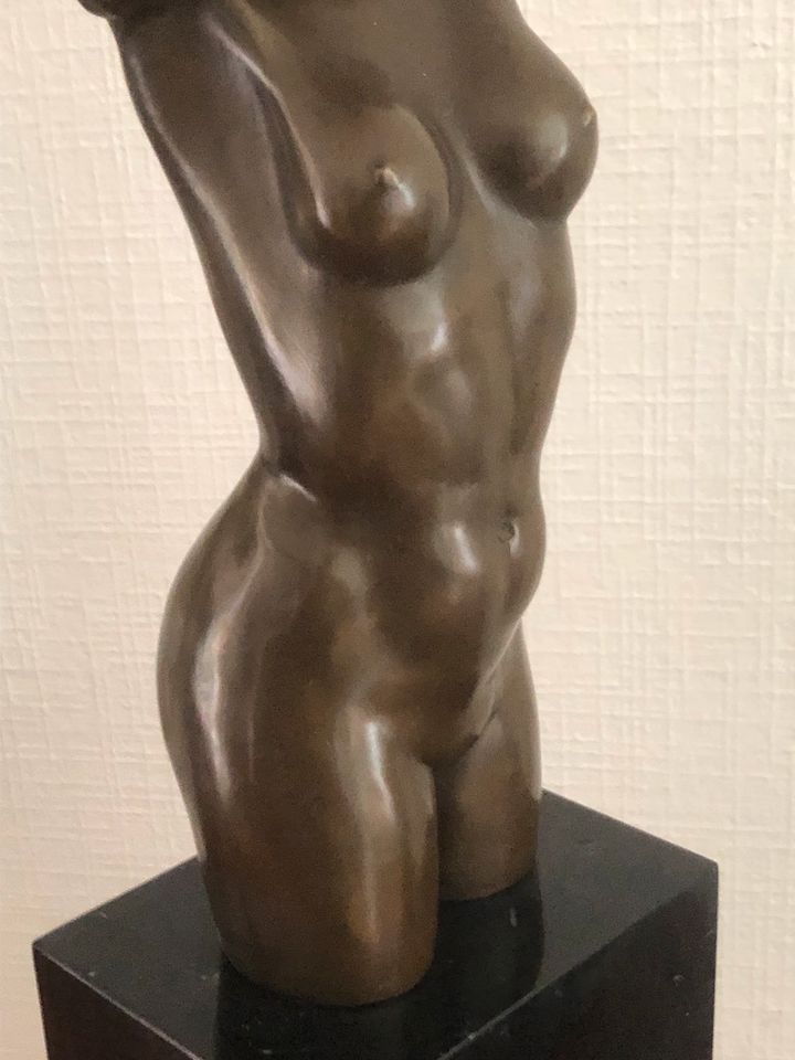 Bronzefigur Frau weiblicher Torso moderne Kunst in Centrum