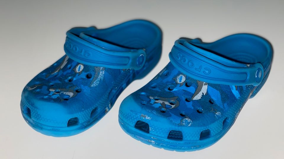 Crocs blau hai J1 Größe 33 in Berlin