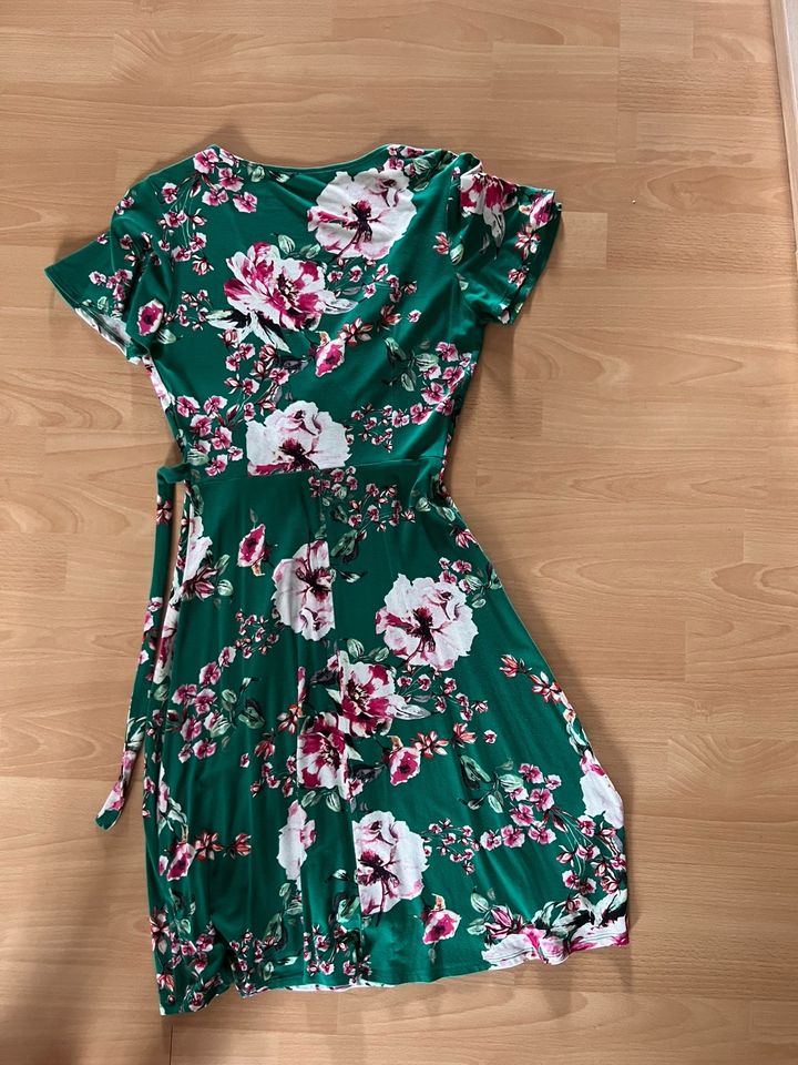 Schönes Sommerkleid grün mit Rosen Orsay Gr. 36 in Kerpen