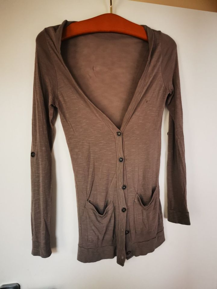 Damen Bekleidungspaket T-Shirts Pullover Jacke Größe XS-S in Magdeburg