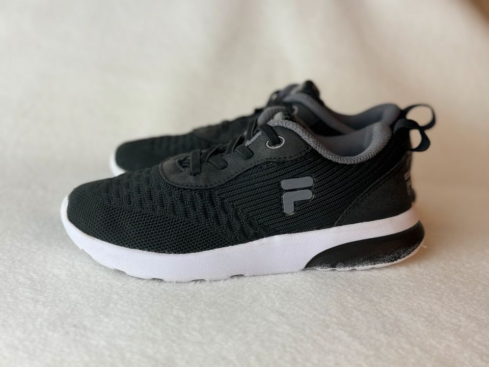 Fila Kinderschuhe 31 schwarz Sneaker Turnschuh Sportschuh in Kelkheim