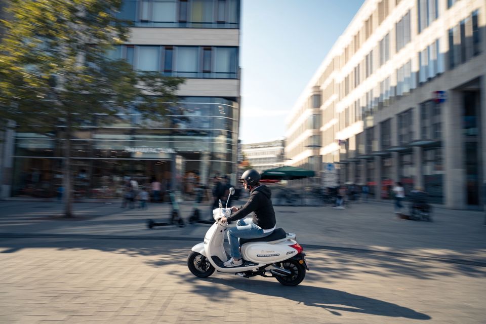 E-Roller Elektroroller Uranus R 80km/h E Scooter in München