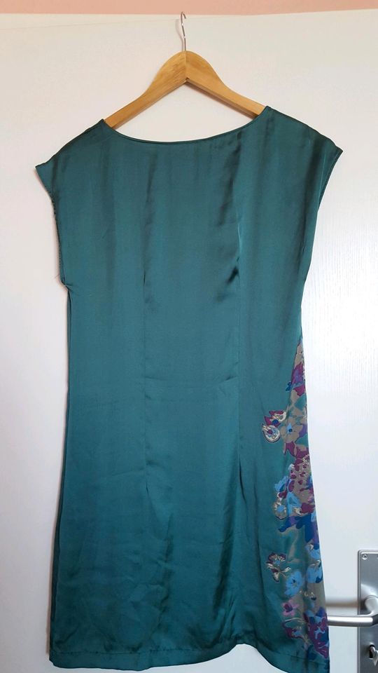 Promod Kleid grün mit Blüten Gr. 34 in Berlin