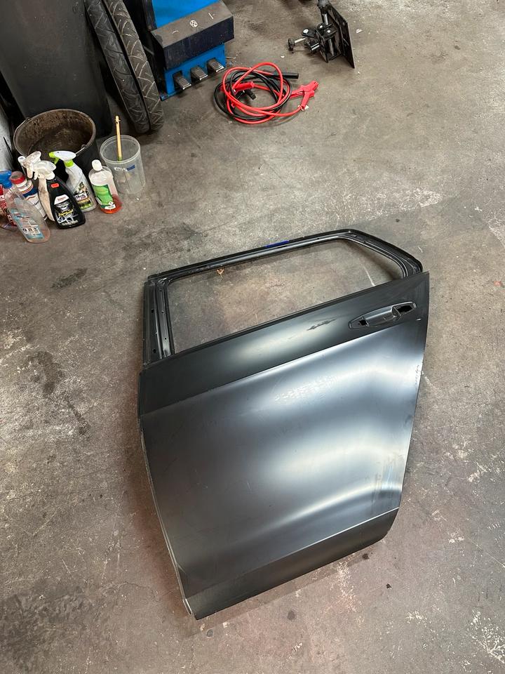 Golf 7 Variant Tür hinten Fahrerseite 5G9833055H in Lorch