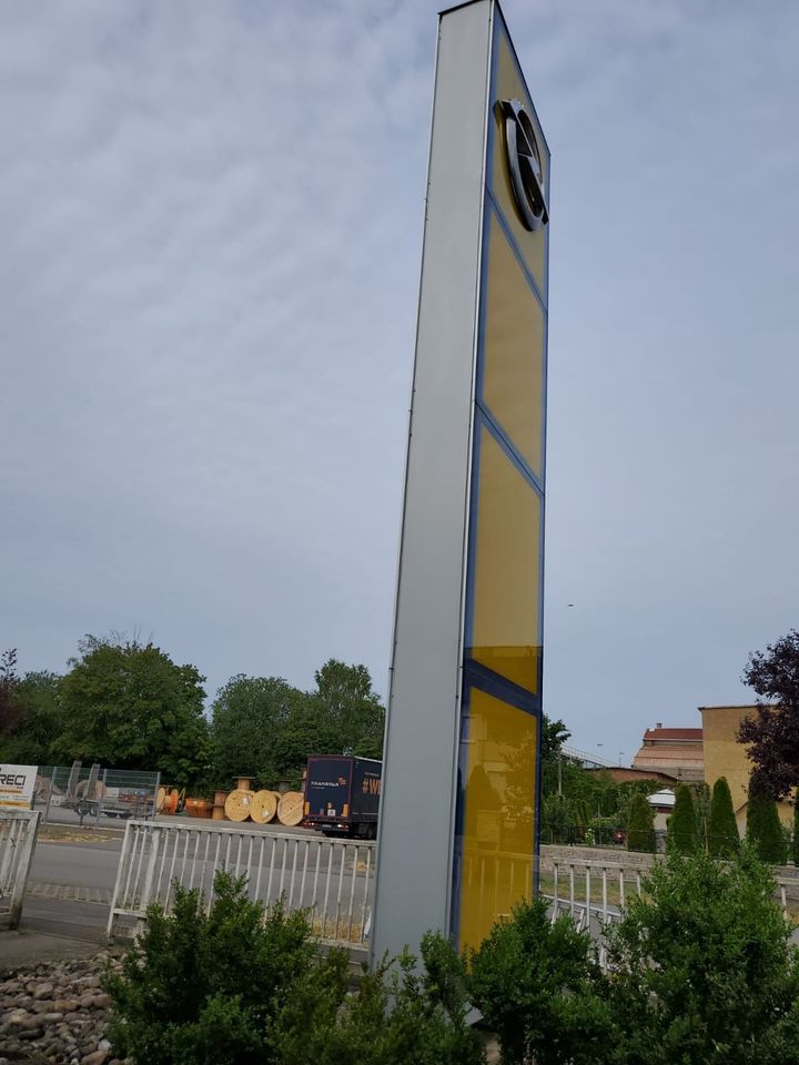 Opel Pylon beleuchtet in Homburg