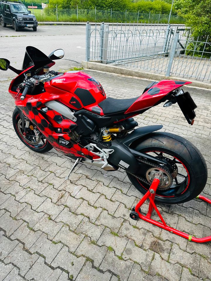 Ducati Panigale V4 Special Design 3400km!! in Trostberg