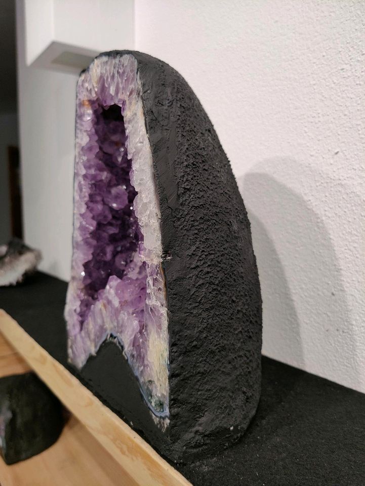 Amethyst Druse 28cm hoch, feiner Achatrand, violette Kristalle in Schnaittenbach
