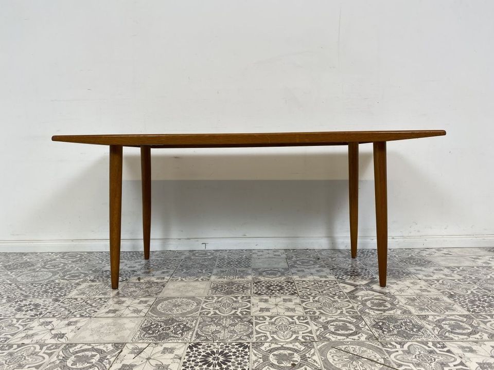 WMK Formschöner und sehr gut erhaltener skandinavischer Couchtisch aus Teakholz mit besonders schöner Maserung # Wohnzimmertisch Tisch Coffee Table Danish Design Mid-Century Vintage Teak 50er 60er in Berlin