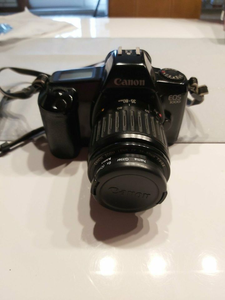 Spiegelreflex Kamera von Canon EOS 1000 mit Objektiv in Scharnhorst
