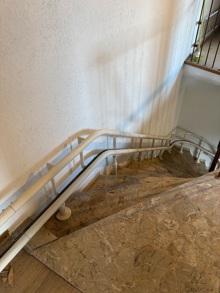 Treppenlift 130kg sehr guten Zustand in Groß-Gerau