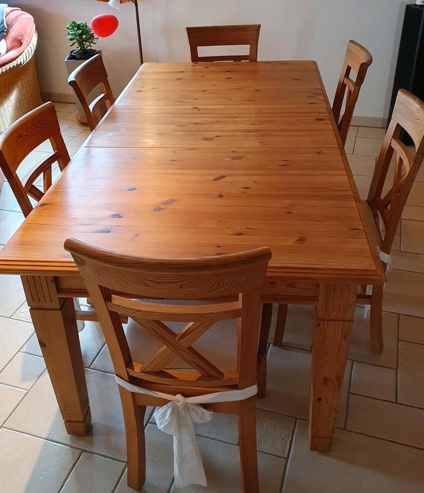 Ausziehbaren Esstisch mit 12 Stühlen in Bornheim