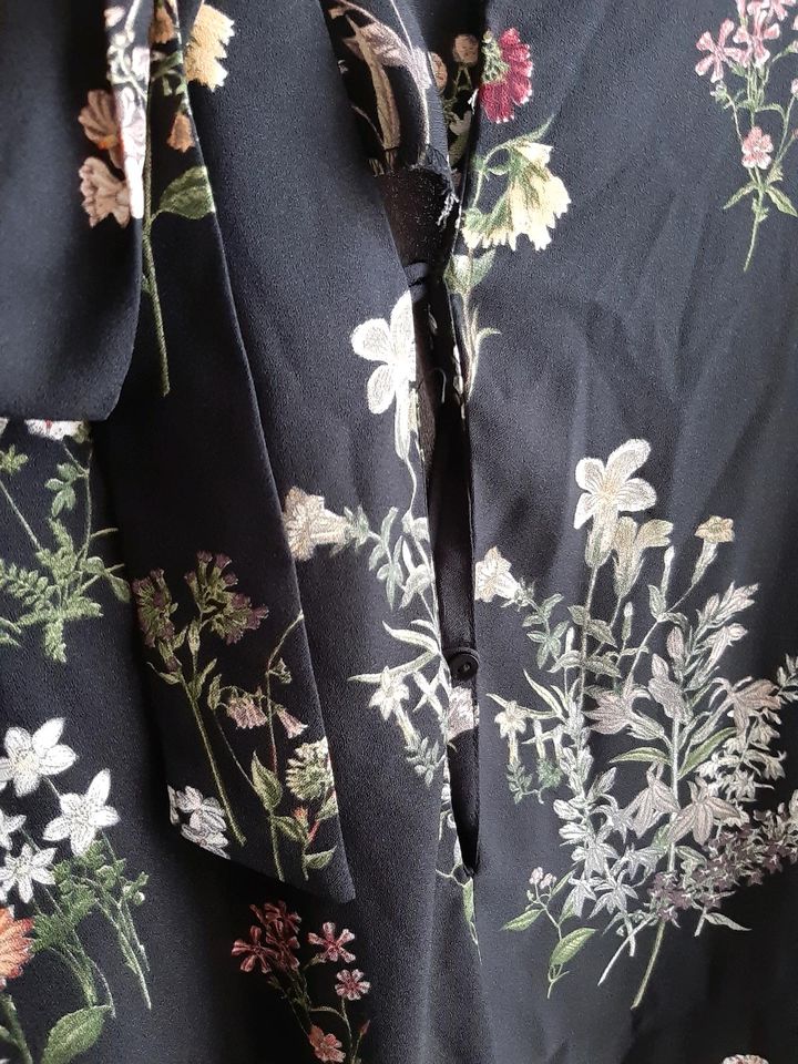 Zara Kleid Volants Schwarz Blumen S in Eutin