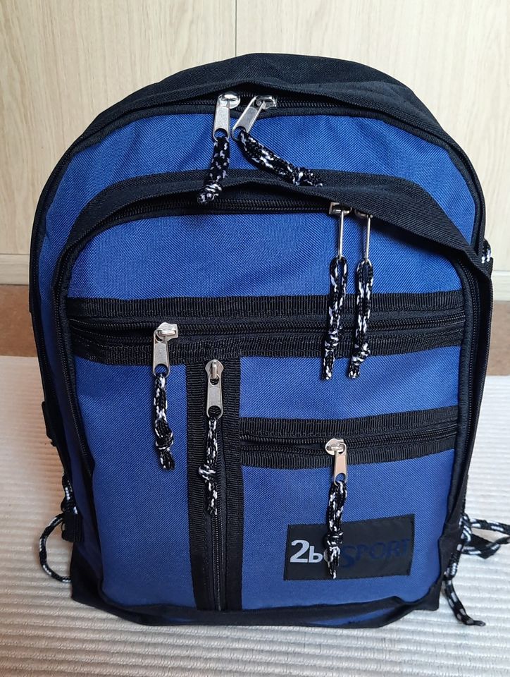 RUCKSACK schwarz mit blauer Front in Wathlingen