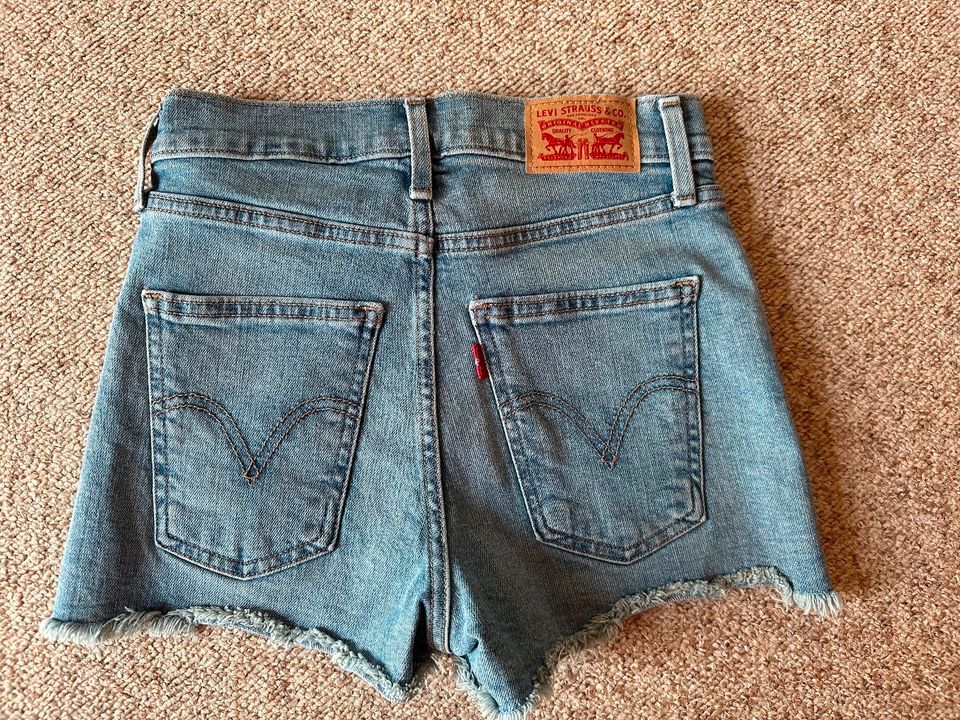 Mädchen-Jeans Levis kurz blau Gr. 24 in Bad Vilbel