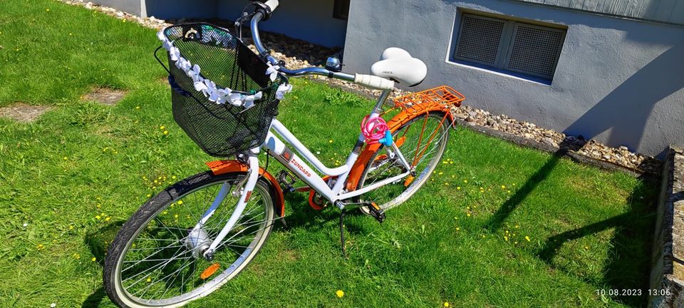 Fahrrad orange-weiß in Burscheid