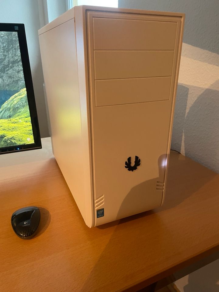 BitFenix PC Computer Bildschirm Medion Logitech windows 10 pro in Zorbau