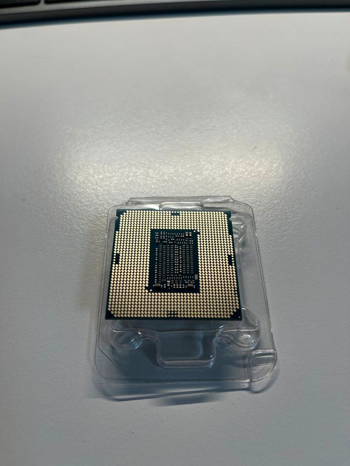 Intel Pentium Gold CPU G5400 in Regensburg