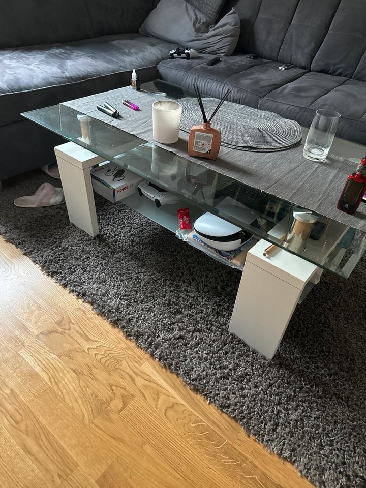 Wohnzimmer Couch Tisch aus Glas in München