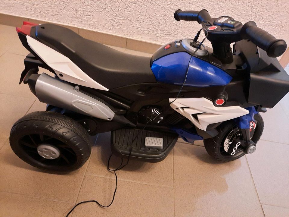 Kinder Elektromotorrad mit Musik, Licht u. Ladegerät (neuwertig) in Nidda