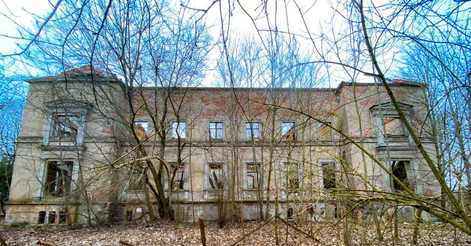 Villa mit Park / ehemaliges Herrenhaus / Bauruine z. Wiederaufbau in Kuntzow