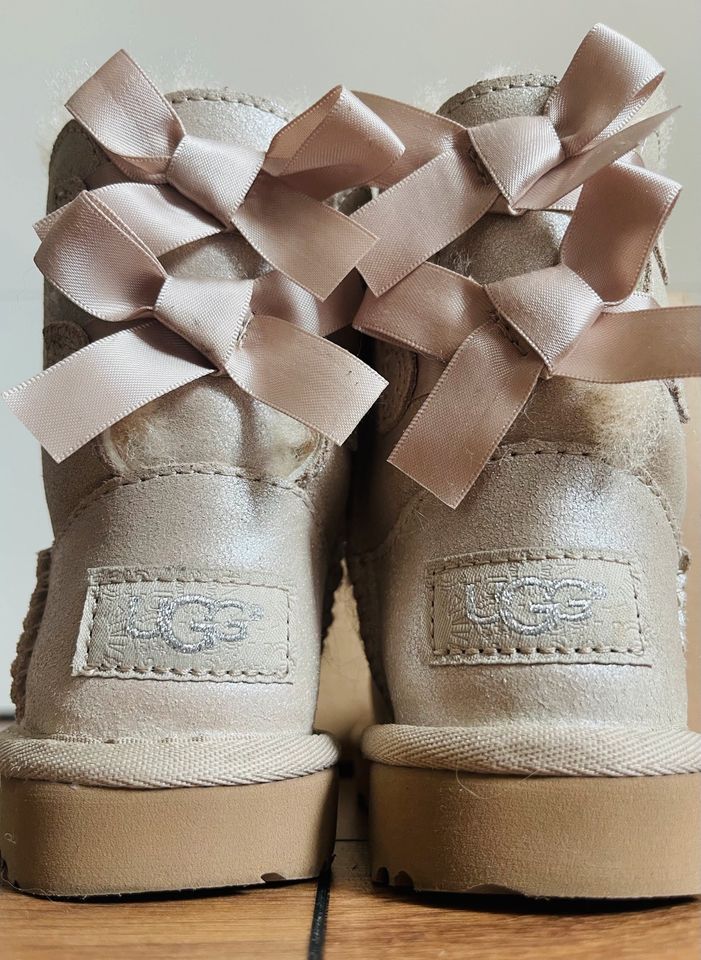 UGG Bailey Bow Schimmer Gold Gr. 22,5 in Bergheim