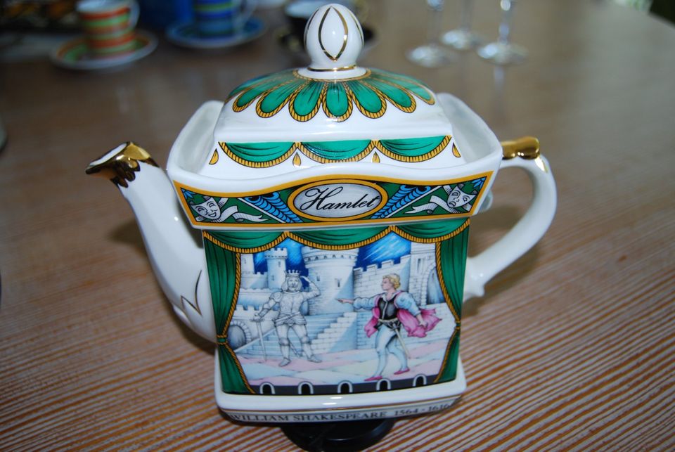 kuriose Teekanne aus Porzellan in Frankfurt am Main