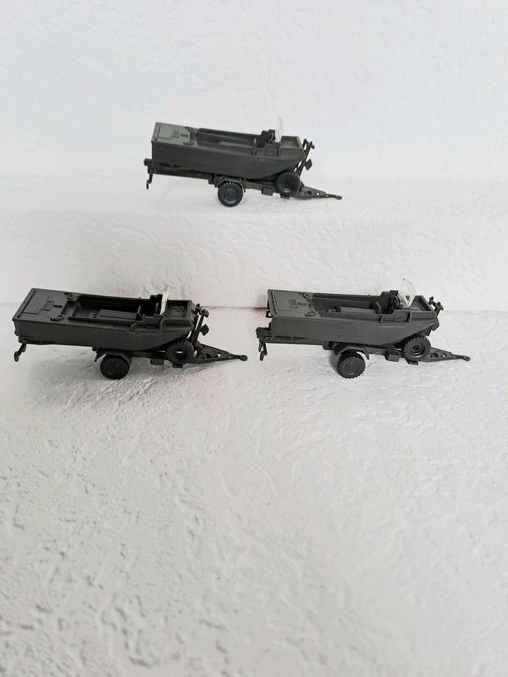 RMM Roskopf Militär 3 × Pionier Motorboote auf Anhänger 1:100 in Roth