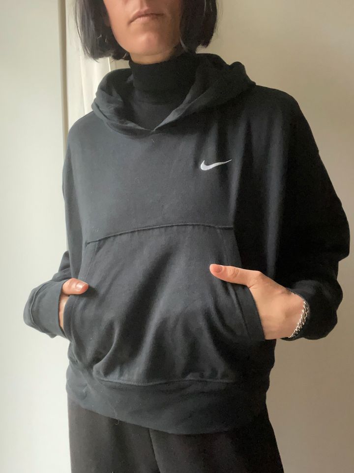 Nike Hoodie/Kastenform, schwarz, Größe S in Leipzig