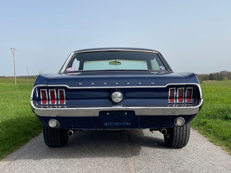 Ford Mustang, toller Wagen mit vielen Optionen in Wüstenrot