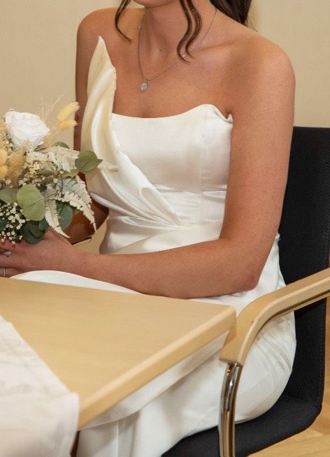 Hochzeitskleid Brautkleid Standesamt mit abnehmbarer Schleppe in Düsseldorf