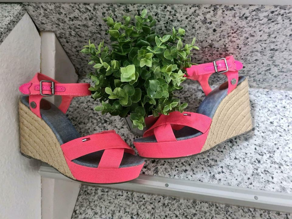 Tommy Hilfiger Damen Sandalen in Kaufungen