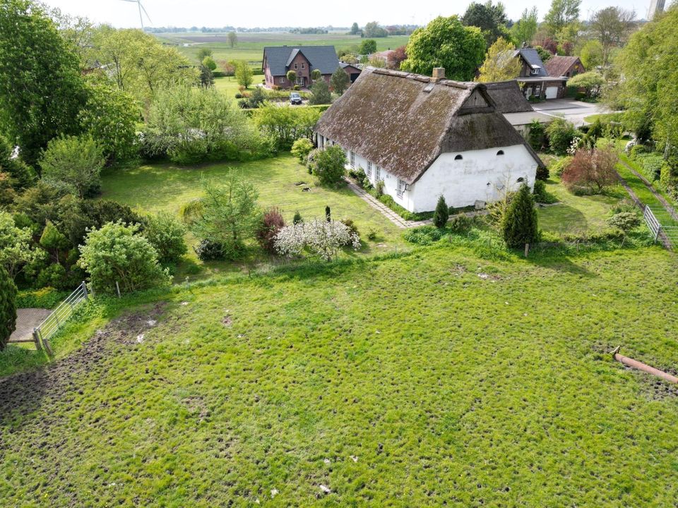 Reetdachkate mit großem Garten in Feldrandlage und Bauplatz in Neuenkirchen