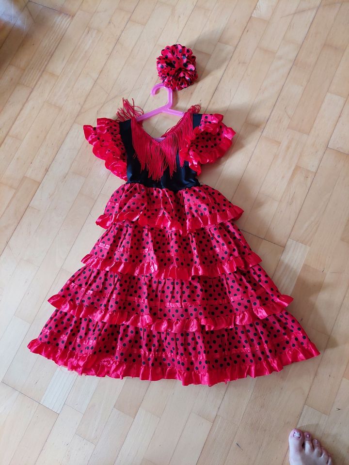 Flamencokleid Gr.116 mit Flamencoschuhen in Lienen