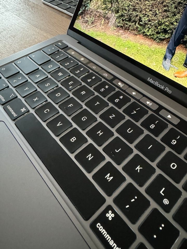 MacBook Pro Touchbar in Uelzen