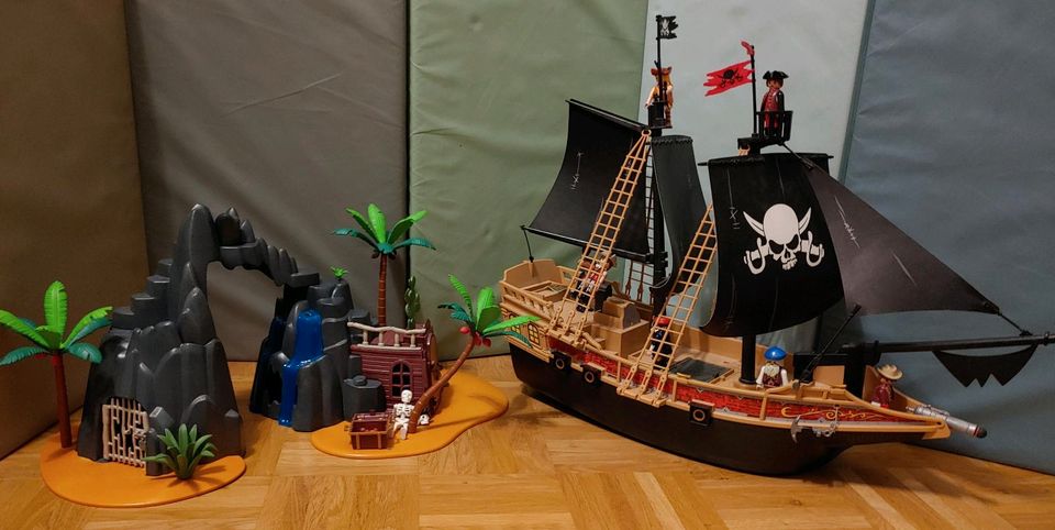 PLAYMOBIL Piraten-Kampfschiff mit Piratenschatzinsel in Berlin