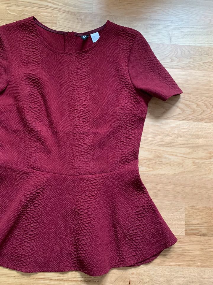 Süßes Rüschen Top von H&M Bordeaux rot WIE NEU in Freiburg im Breisgau