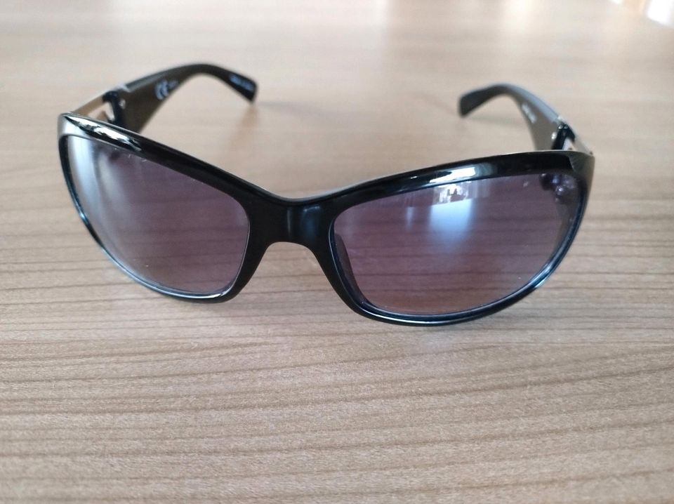 Elegante angenehm getönte Sonnenbrille in Engen