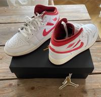 Nike Air Jordan 1 Mid SE❤️ NEU ORIGINAL Gr. 40 weiß-rot Hessen - Hadamar Vorschau