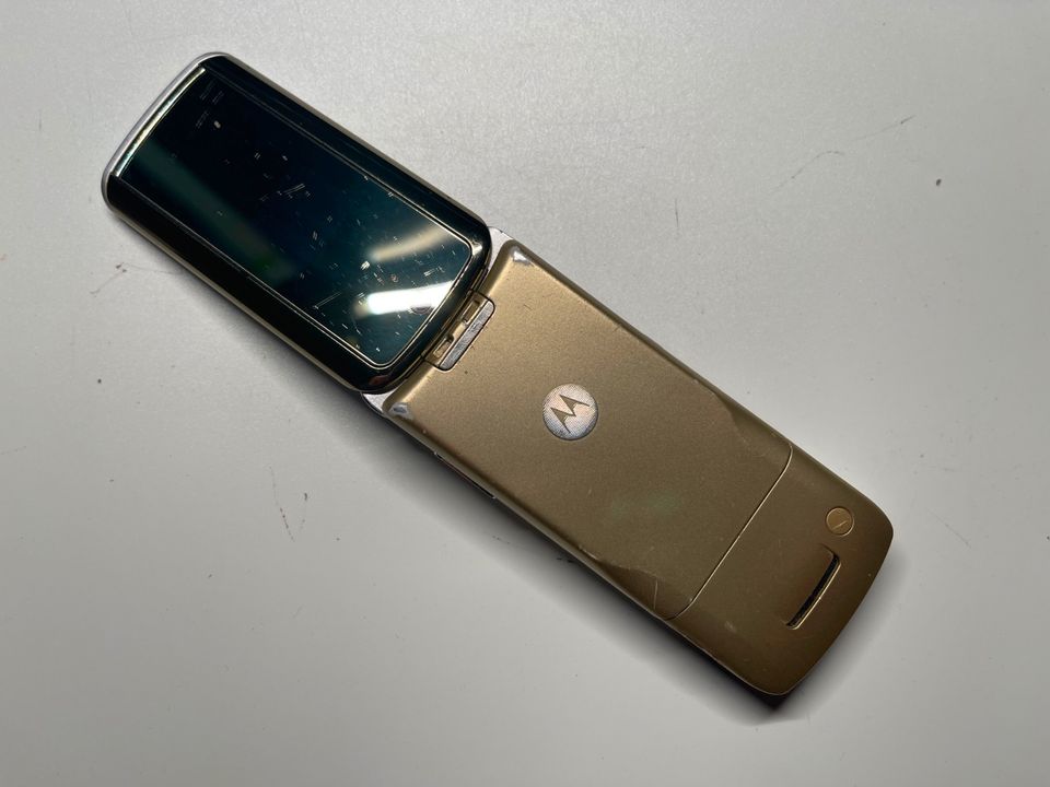 Motorola - Klapp Handy Golden Farbig Ohne Zubehör !!! + DEFEKT + in Heidesheim