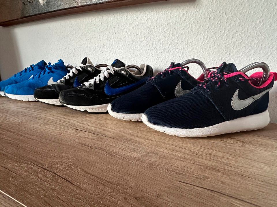 Nike Schuhe, Sneaker 38/39, schwarz, blau in Nürtingen