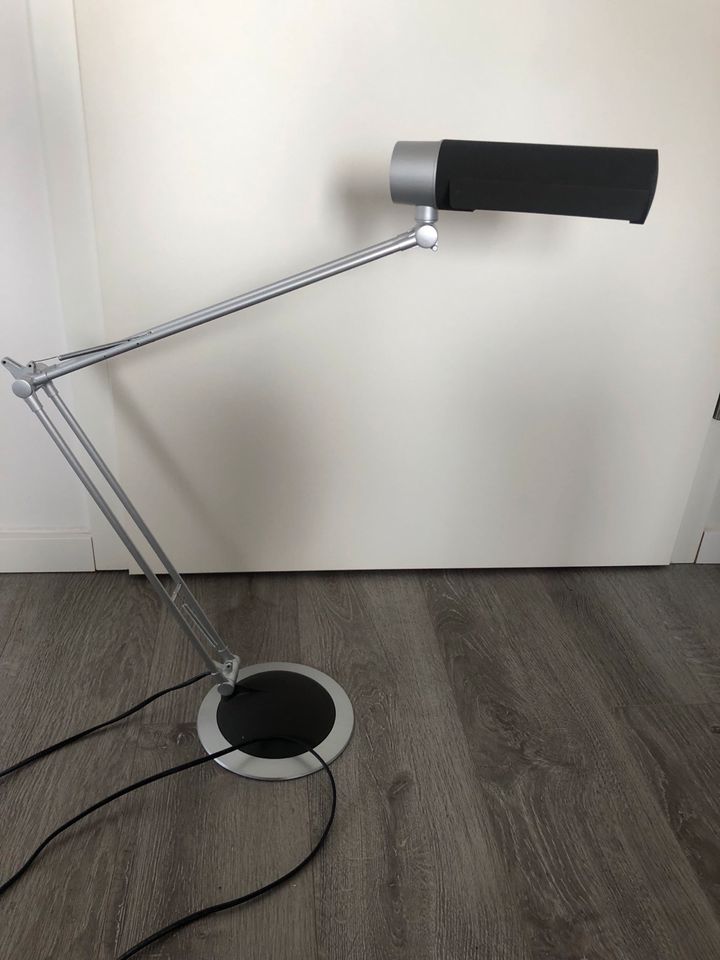 Schreibtischlampe, mehrfach verstellbar in Oldenburg