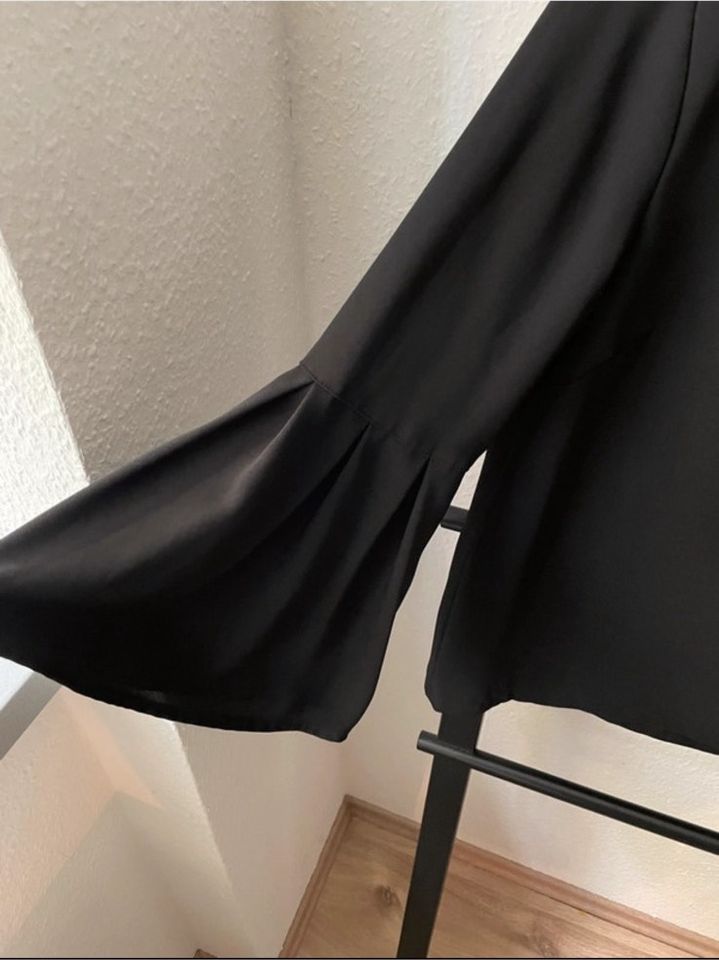 H&M Bluse V-Ausschnitt Trompetenärmel schwarz in Schweinfurt